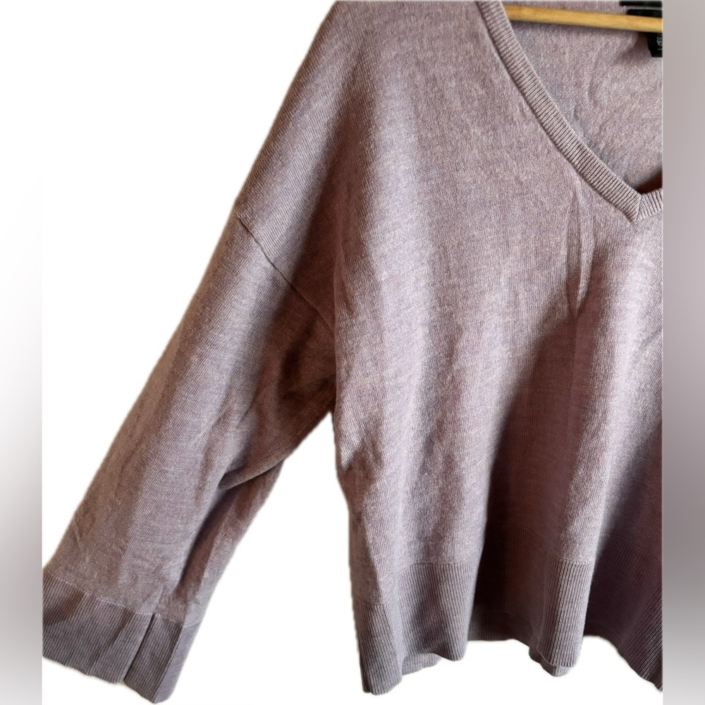 TAHARI 100% Extra Fine Merino Wool V-Neck Lavender Sweater - Picture 3 of 4